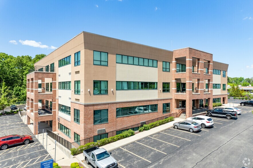 1526 Atwood Ave, Johnston, RI à louer - Photo du bâtiment - Image 1 de 16