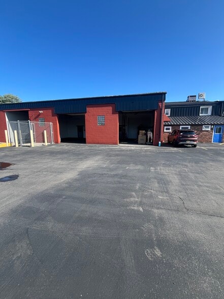 600 Cayuga Rd, Cheektowaga, NY for lease - Building Photo - Image 2 of 10