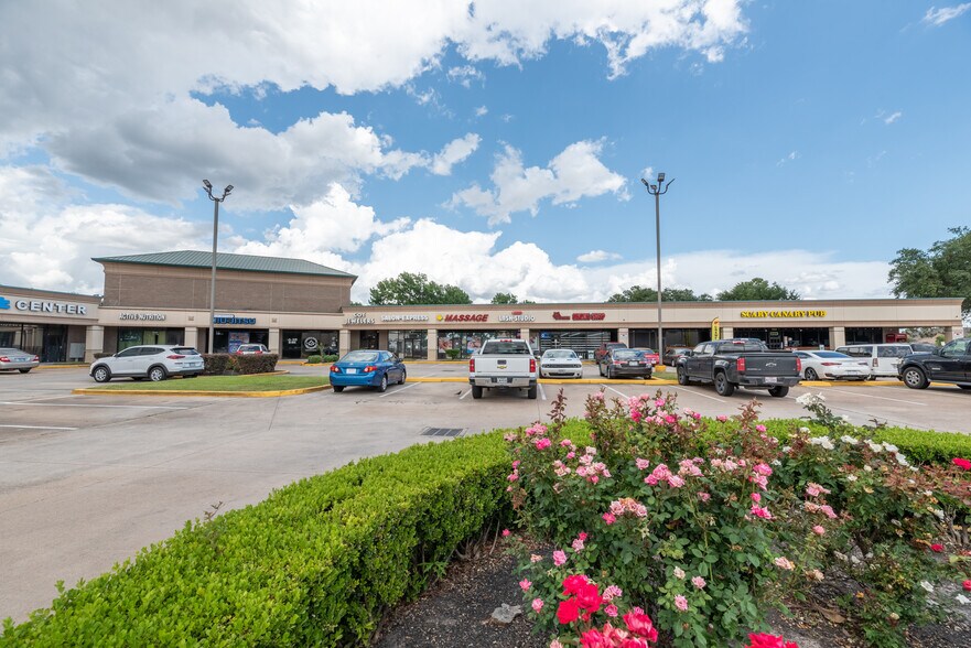 8604-8686 N Hwy 6, Houston, TX à louer - Photo du bâtiment - Image 2 de 17