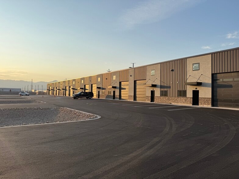 3015 W Directors Row, Salt Lake City, UT for lease - Building Photo - Image 1 of 9