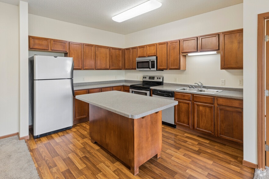 1531 7th Ave S, Sartell, MN for sale - Interior Photo - Image 2 of 24