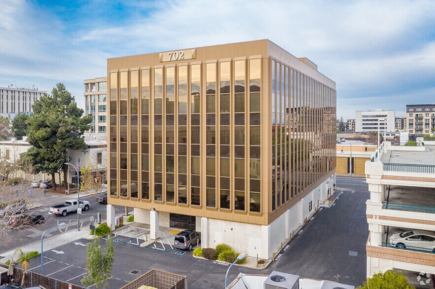 702 Marshall St, Redwood City, CA à louer - Photo du bâtiment - Image 3 de 4