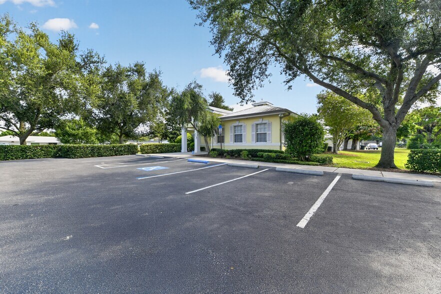 2555 Pinellas Point Dr S, Saint Petersburg, FL à louer - Photo du bâtiment - Image 2 de 47