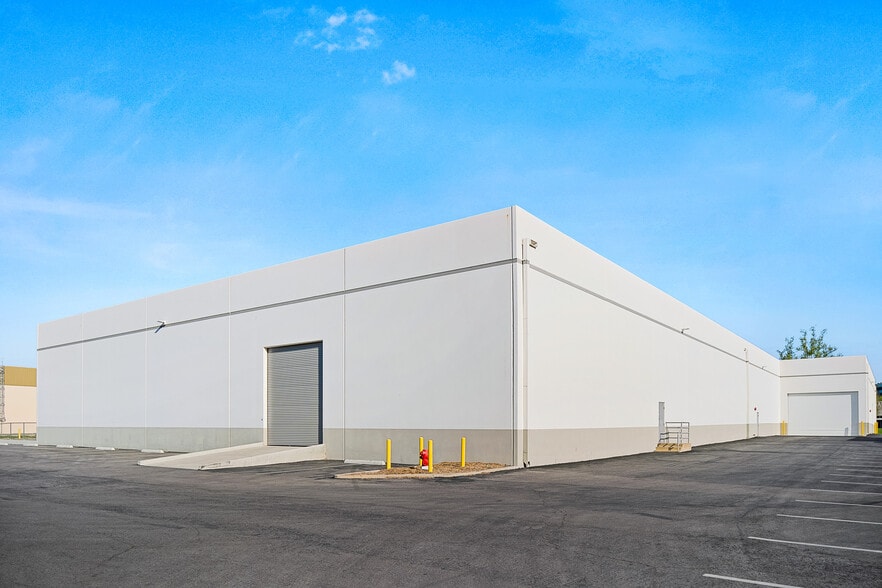 25425 Rye Canyon Rd, Valencia, CA for lease - Building Photo - Image 2 of 8