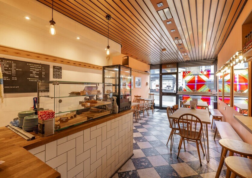 8 Chingford Rd, Londres à vendre - Photo du bâtiment - Image 2 de 10