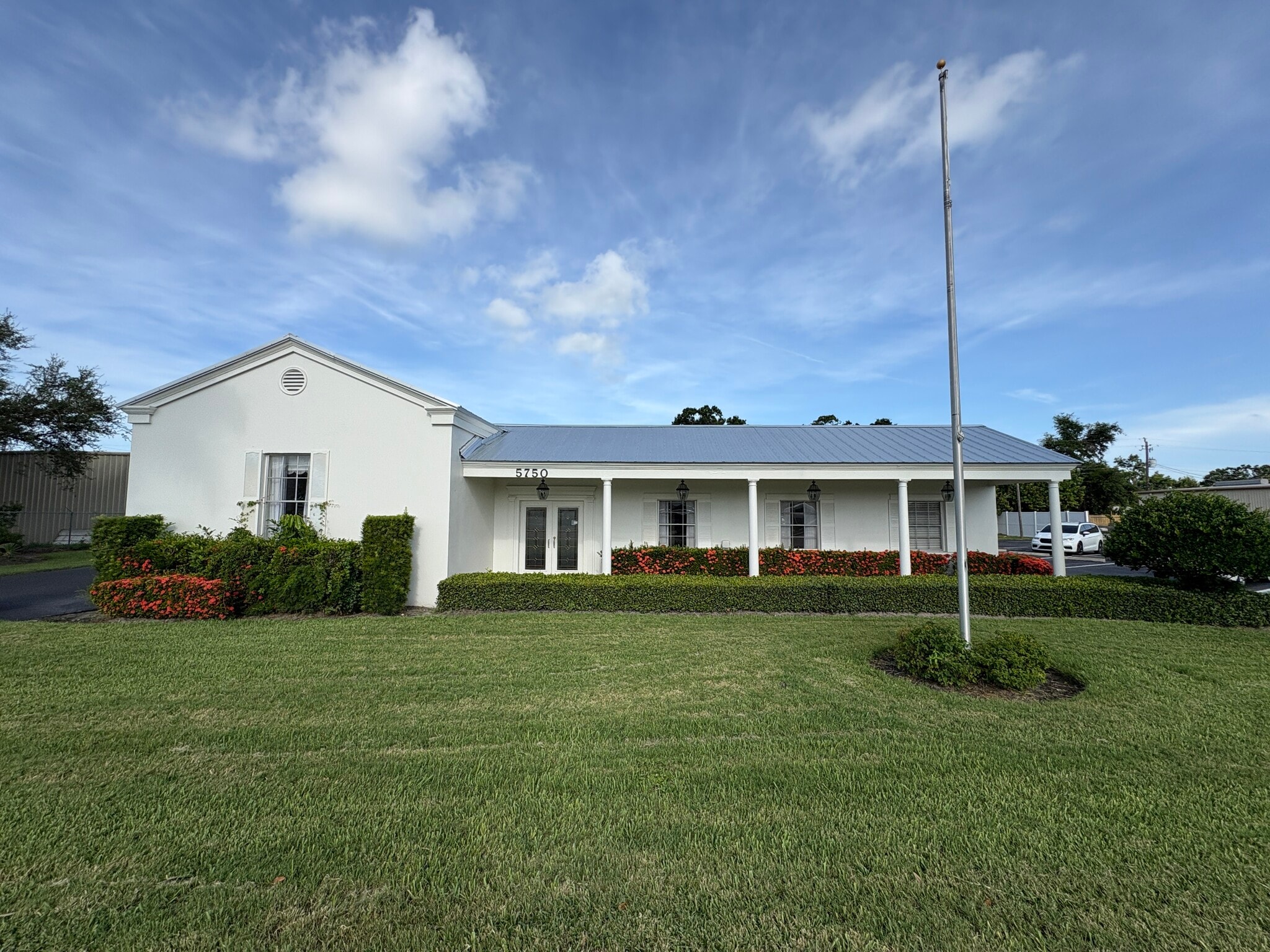 5750 Swift Rd, Sarasota, FL for lease Building Photo- Image 1 of 30