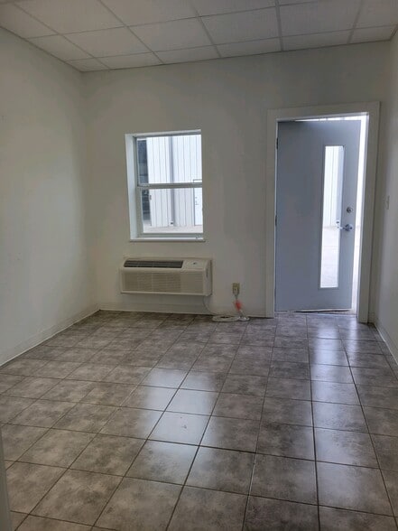 1515 Lakeville Dr, Kingwood, TX for lease - Building Photo - Image 3 of 4