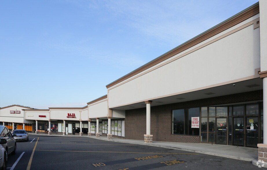 349-411 Horseblock Rd, Farmingville, NY à louer - Photo du bâtiment - Image 3 de 14