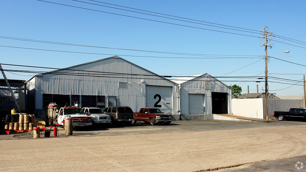 5720 Harvey Wilson Dr, Houston, TX à louer - Photo du bâtiment - Image 2 de 9