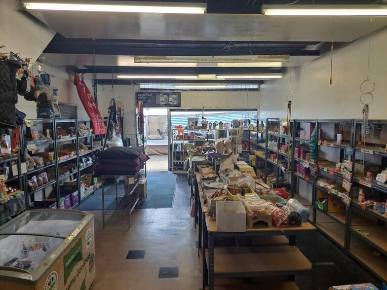 42 Market Sq, Oldham for lease - Building Photo - Image 2 of 8