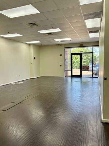 14056 Southwest Fwy, Sugar Land, TX for lease - Lobby - Image 3 of 12