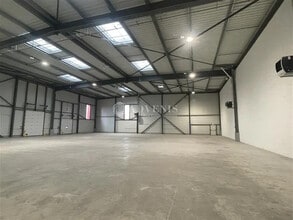 Industriel dans Le Thillay à louer Photo intérieure- Image 2 de 9