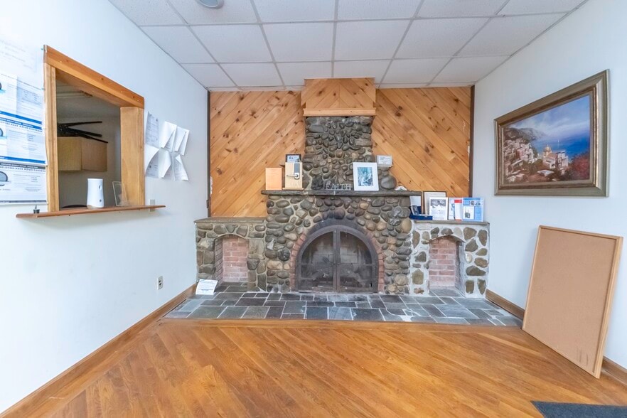 1520 Broadway, Esopus, NY for sale - Interior Photo - Image 2 of 30