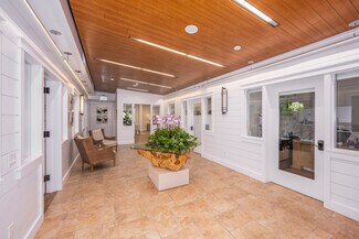 Plus de détails pour 126-130 N Main St, East Hampton, NY - Bureau, Bureau/Commerce de détail à louer
