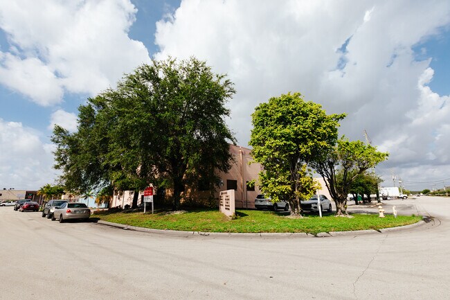 Plus de détails pour 6750 NW 79th Ave, Miami, FL - Industriel à louer