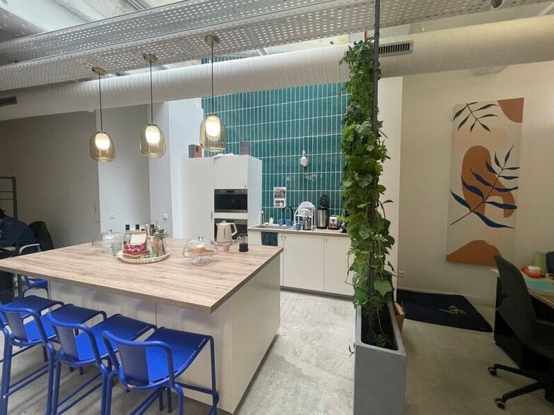 Office in Bordeaux for lease - Interior Photo - Image 1 of 5