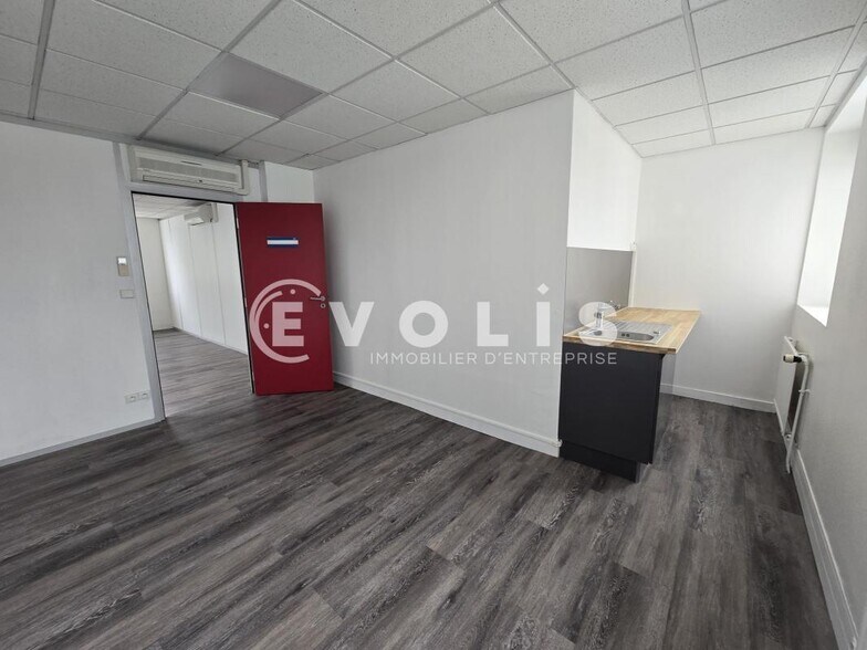 11 Avenue Des 2 Lacs, Villejust à louer - Photo intérieure - Image 3 de 8