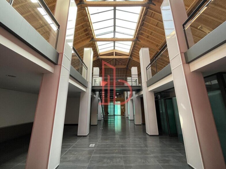 Office in Bordeaux for lease - Interior Photo - Image 2 of 6