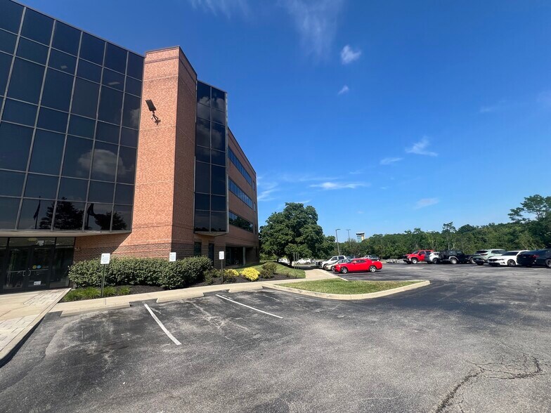 2670 Chancellor Dr, Crestview Hills, KY à louer - Photo du bâtiment - Image 3 de 30