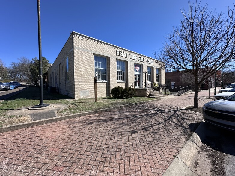 101 Broadway St S, Siloam Springs, AR for sale - Building Photo - Image 2 of 11