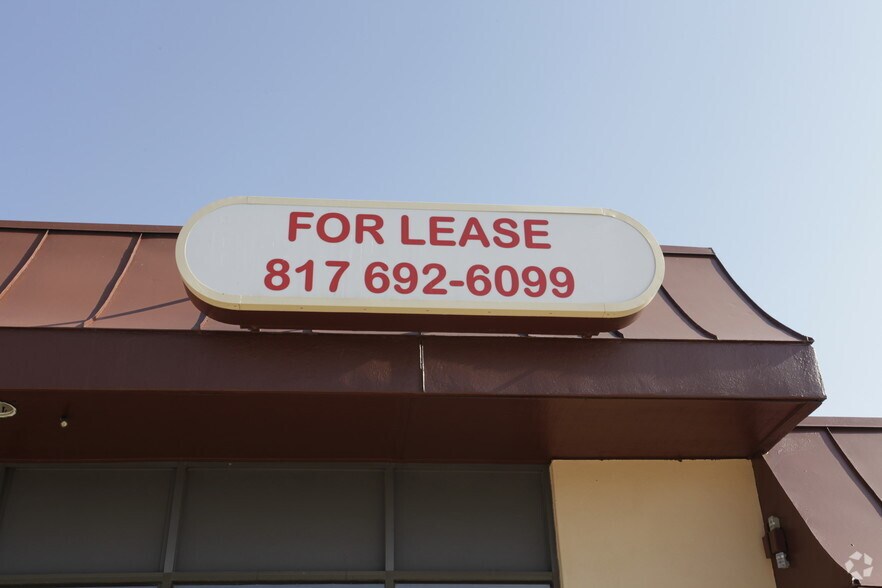 4817 Brentwood Stair Rd, Fort Worth, TX for lease - Building Photo - Image 3 of 11