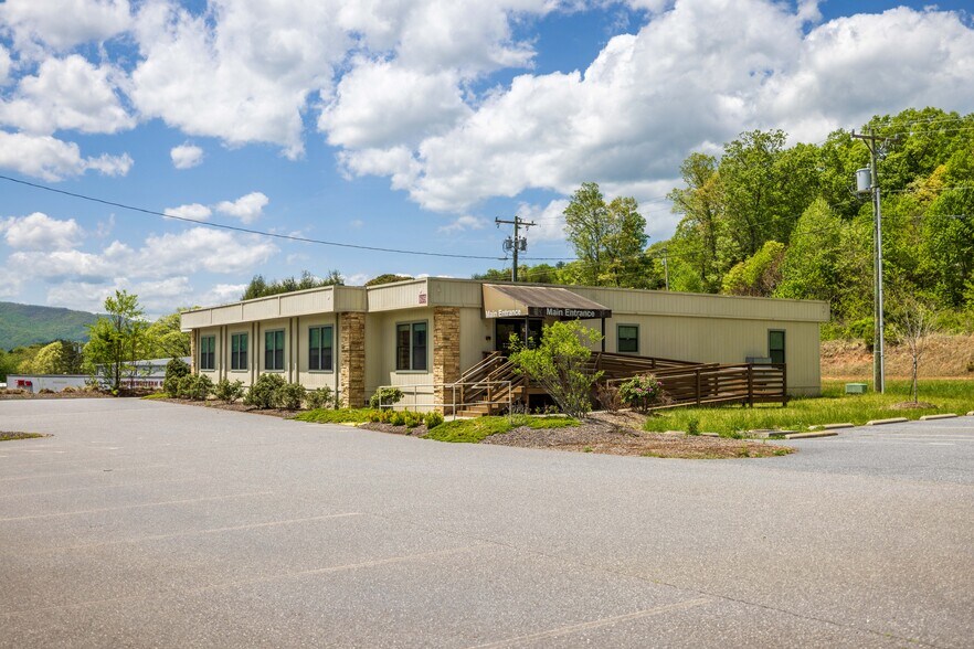 609 Asheville Hwy, Sylva, NC à louer - Photo du bâtiment - Image 1 de 31