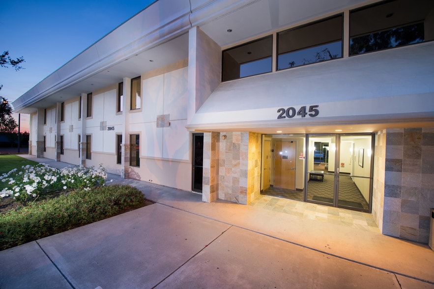 2045 Royal Ave, Simi Valley, CA for lease - Primary Photo - Image 1 of 20