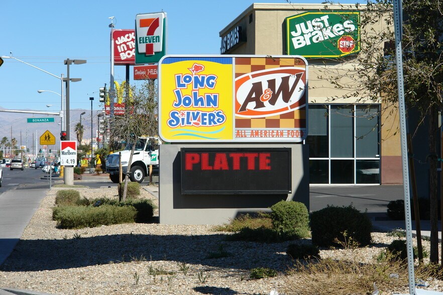 734 N Nellis Blvd, Las Vegas, NV à vendre - Photo du bâtiment - Image 2 de 4