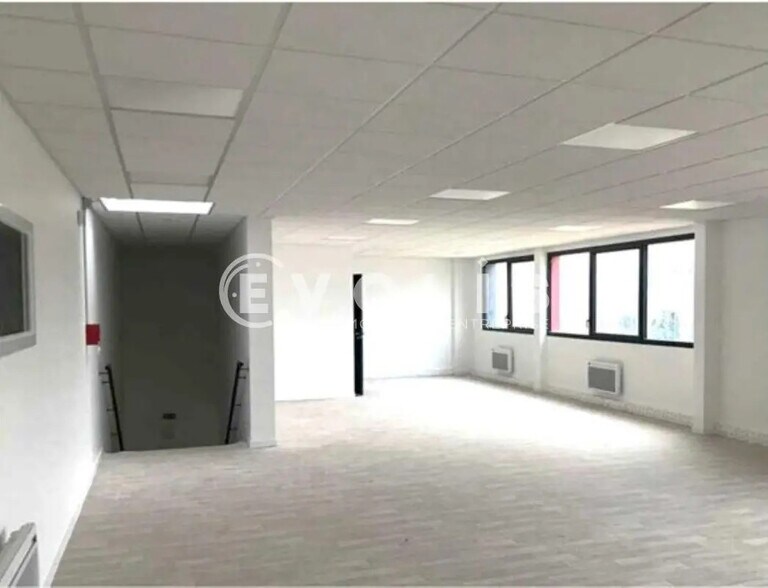 27 Avenue De La Baltique, Villebon-sur-Yvette for lease - Building Photo - Image 2 of 16