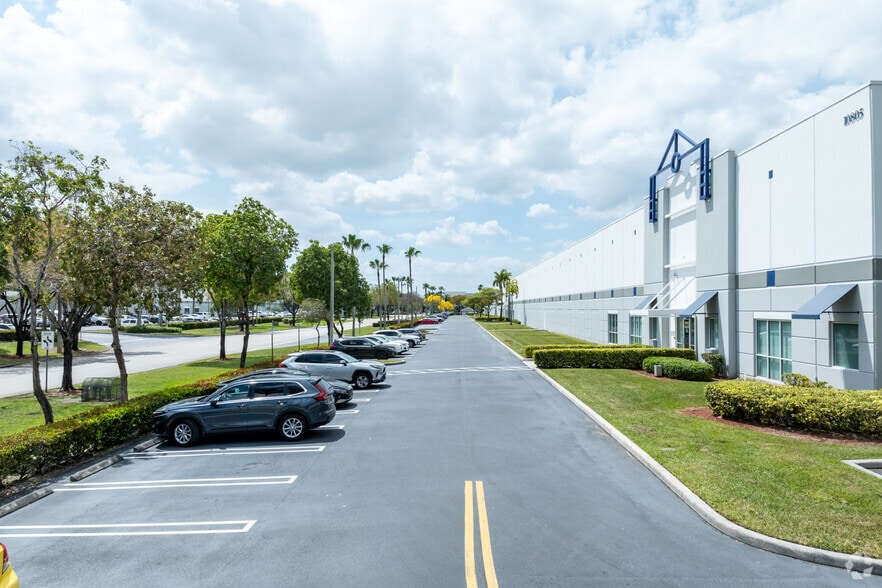 10805 NW 100th St, Medley, FL à louer - Photo du bâtiment - Image 2 de 6