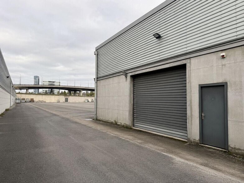 Industrial in Bordeaux for lease - Building Photo - Image 2 of 4