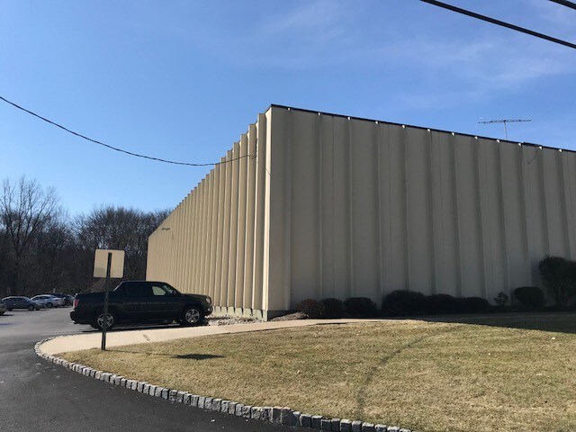 26 Law Dr, Fairfield, NJ à louer - Photo du bâtiment - Image 3 de 14