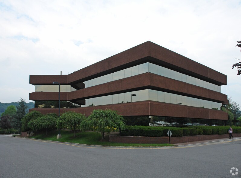 7 Skyline Dr, Hawthorne, NY à louer - Photo du bâtiment - Image 1 de 13