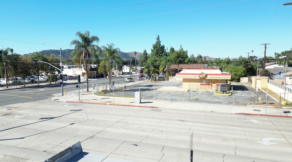 1105 W Mission Blvd, Pomona, CA à louer - Photo du bâtiment - Image 3 de 4