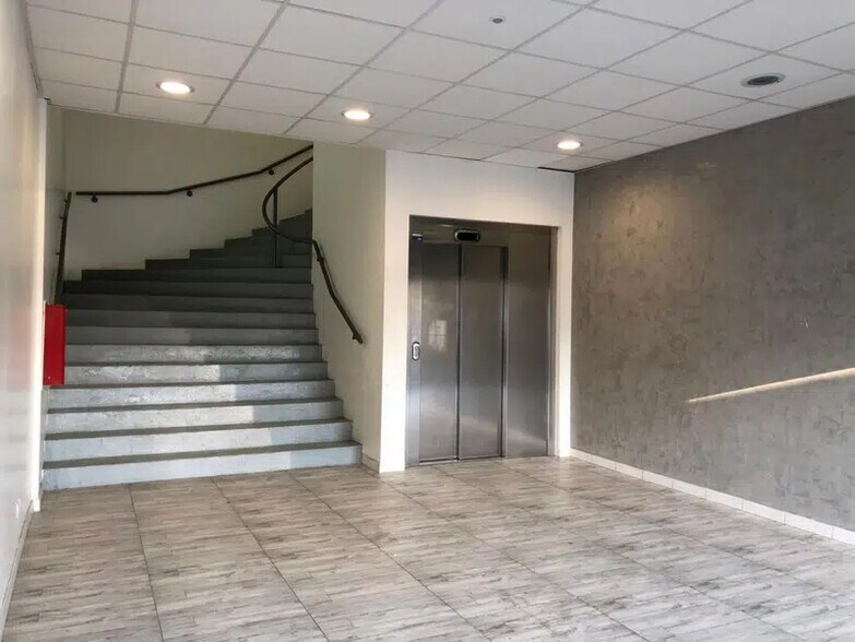 Office in Villeneuve-la-Garenne for lease - Interior Photo - Image 1 of 2
