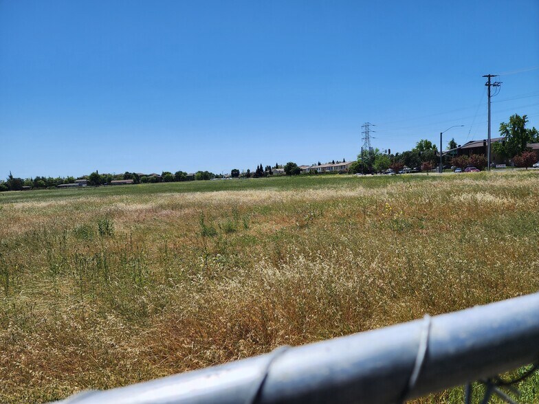 7400 Shasta Ave, Elk Grove, CA à vendre - Photo du bâtiment - Image 2 de 9