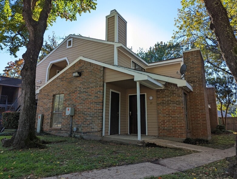 Inwood Village 12-Unit 4-Plex Portfolio portfolio of 3 properties for sale on LoopNet.ca - Building Photo - Image 3 of 21
