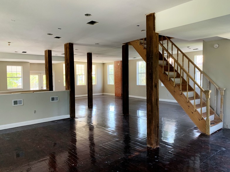 127 Lewis St, San Antonio, TX for lease - Building Photo - Image 3 of 24