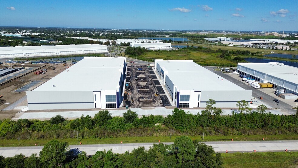 2690 Gateway Centre Pky, Saint Petersburg, FL à louer - Photo du bâtiment - Image 3 de 8