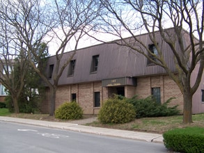185 Av du Pacifique, Laval, QC à vendre Photo du bâtiment- Image 1 de 6