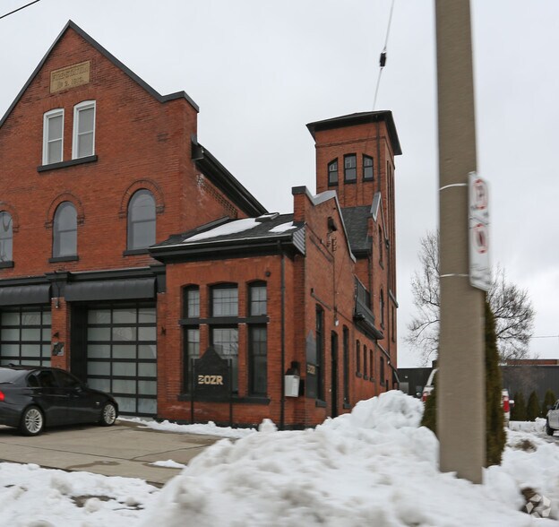 318 Duke St W, Kitchener, ON à louer - Photo du bâtiment - Image 2 de 3