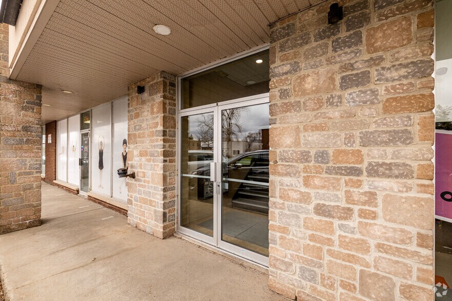 2071-2079 Av Victoria, Saint-lambert, QC à louer - Photo du bâtiment - Image 3 de 4