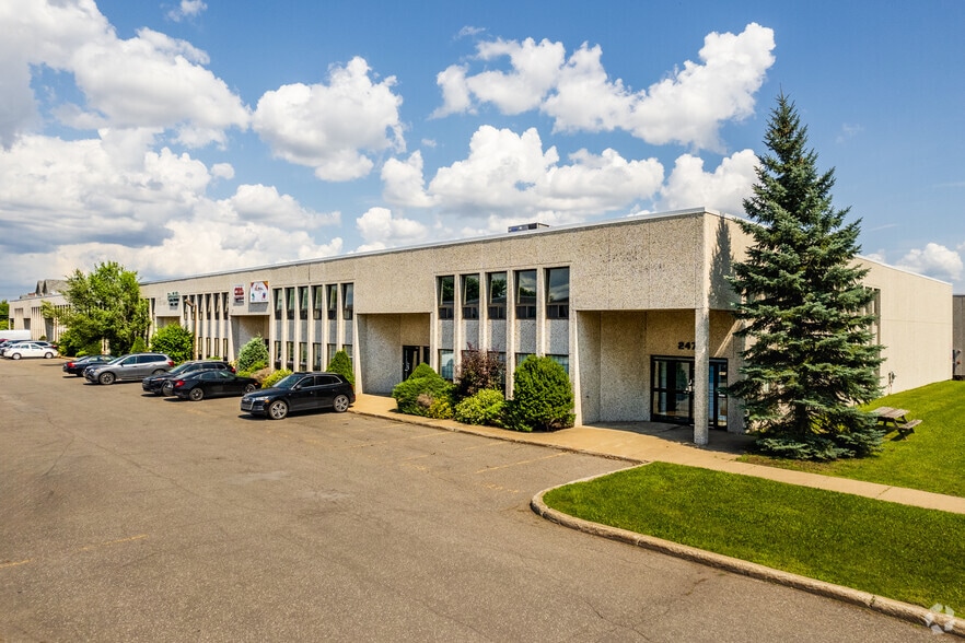 2403-2467 Rue Guénette, Saint-Laurent, QC for lease - Building Photo - Image 2 of 14