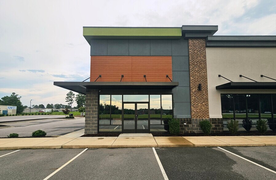 220 Gridley Ln, Raeford, NC à louer - Photo du bâtiment - Image 2 de 11