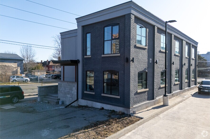 96 Wilson St, Hamilton, ON à louer - Photo principale - Image 1 de 3