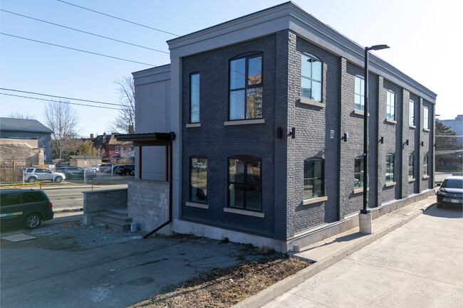 Plus de détails pour 96 Wilson St, Hamilton, ON - Commerce de détail à louer