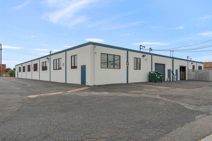 1761-1765 W Oak St, Torrance, CA for lease - Building Photo - Image 2 of 16