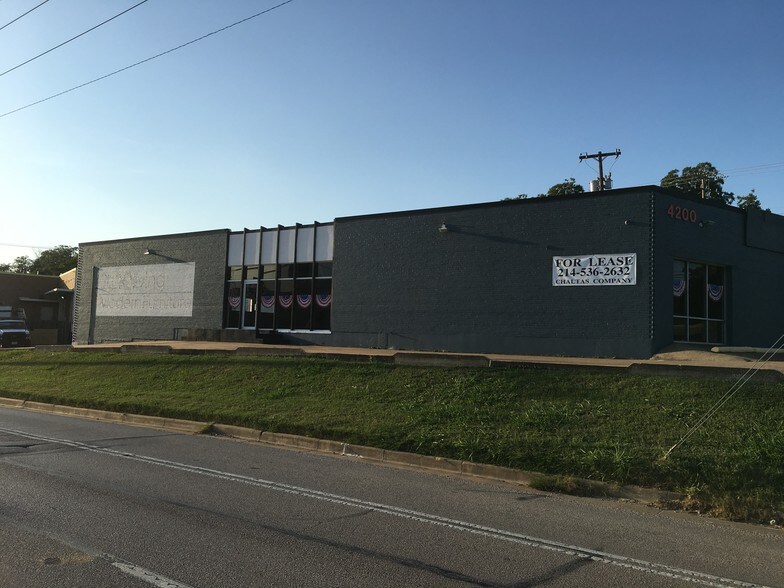 4200 Harry Hines Blvd, Dallas, TX à louer - Photo du bâtiment - Image 3 de 5