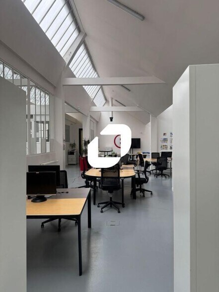 Office in Montreuil for lease - Interior Photo - Image 3 of 9