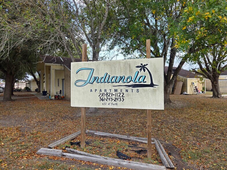 657 W 4th St, Yorktown, TX à vendre - Photo principale - Image 1 de 25